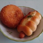 レフボン - 料理写真:左:極うま甘口カレー 194円  右:ウインナーロール 194円