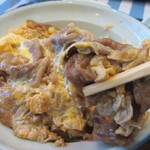 そば処 久楽 - スタミナ丼は、牛肉、玉ねぎ、糸こんにゃくを甘辛い醤油味ベースで煮込んで卵とじにしたもの
