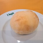 イル レガーロ - 麓山高原豚ロースのソテーバルサミコソース(2700円)　プチパン
