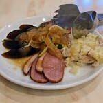 華錦飯店 - 五種前菜の盛り合わせ
            （ピータン、鴨肉、叉焼、蒸し鶏のねぎ生姜、クラゲの冷菜）