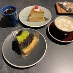 1Place cafe - 手前・ナガノパープルとシャインマスカットのタルト
            奥・プリンタルト