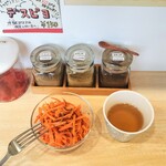 ひよこカレー - にんじんのクミンサラダ 110円