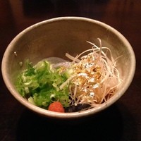 大阪とらふぐの会 PREMIUM - 書くまでもなく、「ふぐの皮湯引き」です。金箔かかってますが、味は変わりません（笑）