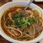 サイゴン - 甘辛スープに丸麺のフエ名物・ブンボーフエ