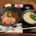 Sumibi Dainingu Kagura - 店員さんオススメ本日限定サーモンとイクラの親子丼（うどん・デザートプリン付き）を食べました。