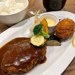 TSUMUGI Kitchen - ハンバーグとカニクリームコロッケのセット 
      ごはん、赤出し、サラダ 付き