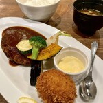 TSUMUGI Kitchen - ハンバーグとカニクリームコロッケのセット 
      ごはん、赤出し、サラダ 付き