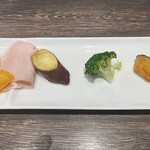 フォルトゥーナ - お野菜３種のディップ、自家製ハムとフルーツ