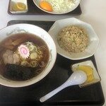 びっくりラーメン - チャーハンセット、980円。お新香付。