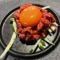 和牛焼肉 土古里 上野バンブーガーデン店 - 和牛ユッケ(卵黄添え)