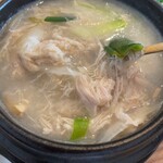 花餅sung - ほろほろに煮込まれた鶏肉がたっぷり