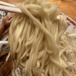 田中そば店 - 麺は平たくもっちりしてます。