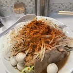 Buta Sennin - 珍しい黒胡麻入りの一味｡（二味か｡）蓋の穴が小さくでが悪い｡ので蓋を取って投入｡出過ぎ（泣）