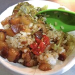 香満園 - 魯肉飯（唐辛子調味料を加えて）