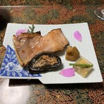 旅館仁三郎 - 鮭がよく浸かっていて甘旨。いちぢく。煮こごりかな。昆布巻き美味っ。