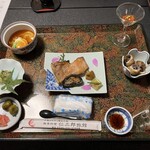 旅館仁三郎 - 席に着いた時。このあと熱々の料理や刺身盛りが順番に。