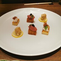 USHIMITSU NISHIAZABU - 左：ミノのフリット　中央：ブリオッシュとサワークリーム和牛節乗せ　右：.ユッケとじゃがいものミルフィーユ