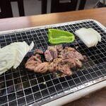 かしわ網焼食堂 しんさん - 網焼きスタイルで鶏焼肉を頂く