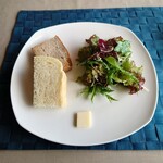 クチーナ・シエナ - 料理写真:サラダと1回目のパン