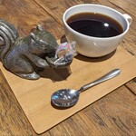 カフェボスケ - 食後の珈琲 可愛いリスがお砂糖を！
