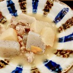 博多天神 もつ鍋 お多福 - お通しは、嬉しいもつ煮込み！