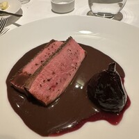 レグリエ - ビュルゴー家の鴨胸肉のロティ、鴨の骨から取った出汁と赤ワインソース、イチジクのコンポート。