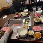 焼肉 肉秀 - 定食到着　お誕生日席で5人座った