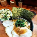 ラーメン 末廣家 - チャーシューメン、釜焼きチャーシュー飯