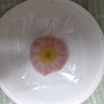 大坂家 - 秋明菊　幾層に重ねた白あん層　透けてみえるピンクが美しい