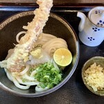 Kuniyasu Udon - きじょうゆうどん冷（1玉）450円。＋ちくわ天150円、合計600円。すだち、ネギ、おろし、しょうが、天かす付き。美味しかったです。