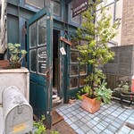 THE BURGER STAND FELLOWS - こじんまりとした外観。アンティーク感かわちい