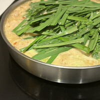 博多もつ鍋 やま中 博多店 - もつ鍋　1番人気だという味噌を。