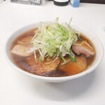 手打ち らーめん 響 - お伺いした時に、だいぶ混んで待ってしまったので、申し訳有りませんがネギとチャーシューをサービスして頂いたので、通常とは見た目がゴージャスになってます、和風醤油ラーメンです！