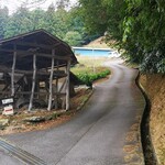 手打ち らーめん 響 - 看板から入って直ぐの急坂！　思い切ってアクセルベタ踏み！　ブイ〜〜ン！　上まで誰も居ない事を確認してイッキに登ってください！