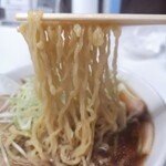 手打ち らーめん 響 - この麺の食感がクセになってしまいます！カンスイを使用しない手打ちの縮れ麺！ぜひ体験してください!