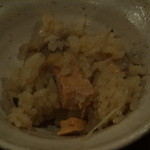 ぼうの - 秋鮭と茸の鉄鍋ご飯を取り分けて