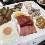 ホテルグランヴィア広島 - デーブルいっぱいの朝食（その１）