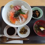 お食事処 おふくろ食堂 - 料理写真:海鮮丼(小鉢・吸物・漬物付)