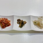 韓食班家 - 3連小鉢のもやしナムル、練り天のピリ辛炒め、キムチ