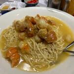 雅苑 粤菜港式飲茶 - 麺料理は海老の団子が乗った豪華な麺料理・・・