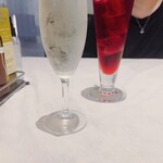 ペスカデリア - グラスシャンパンと葡萄ジュース