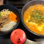 カルビ丼とスン豆腐専門店 韓丼 - 熱々なので判り難いが…少なっ(T_T)