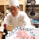 肉料理ふくなが - 福永オーナーシェフも舌を出してます