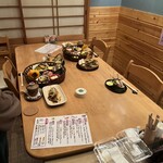 風和里 - 個室は予約が必要。もう料理が出揃っている。ご飯や飲み物、デザートは後出しだ。