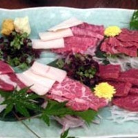 馬春楼 北新地総本店 - 馬春楼の馬刺し盛り合わせ