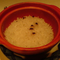 ワキヤ 一笑美茶樓 - ちょっと黄色く見えますが白い土鍋ご飯です。