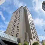 221000970 - 大阪 中之島の 「三井ガーデンホテル大阪プレミア｣
                        お店へは手前に映っている歩道橋からもアクセス可能