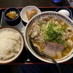 Oishii Shuukaijo Heiwaen - 味噌ラーメン定食、大盛り、ホルモントッピング
