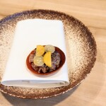 ACiD brianza - 仔牛とコリンキーのお料理。ザクカリなタルトカップに旨み詰まったお肉、トッピングに可愛らしく形作られたコリンキー。ブルーベリー塩が素敵なアクセントになっていて、いつまでも噛んでいたいような美味でした♡