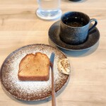 ACiD brianza - いつもの発酵バターのパウンドケーキに焦がしバターのホイップバターとビーポレン。甘じょっぱい添え物が美味しい定番焼菓子。コーヒーと美味